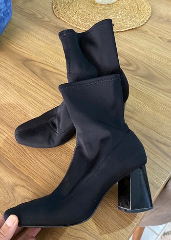 Stradivarius Siyah Elastik Topuklu Kadın Bot