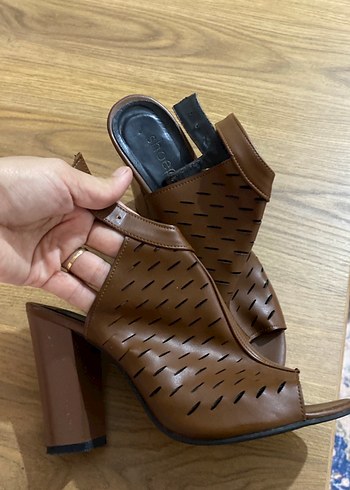 Diğer Kahverengi Deri Tokalı Topuklu Sandalet