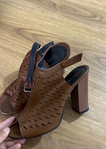 Kahverengi Deri Tokalı Topuklu Sandalet