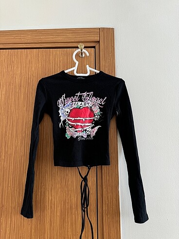 Bershka uzun kollu desenli arkası ip detaylı