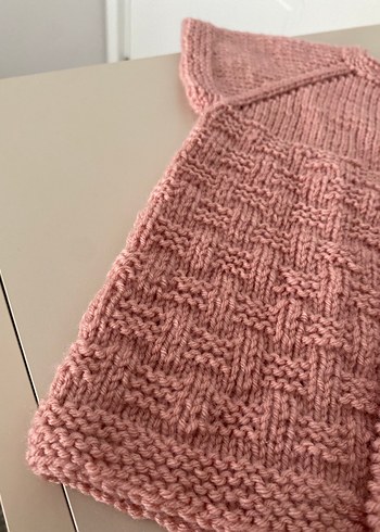 Pembe rengi ile çok tatlı olan kız bebek yeleğimiz - Görsel 3