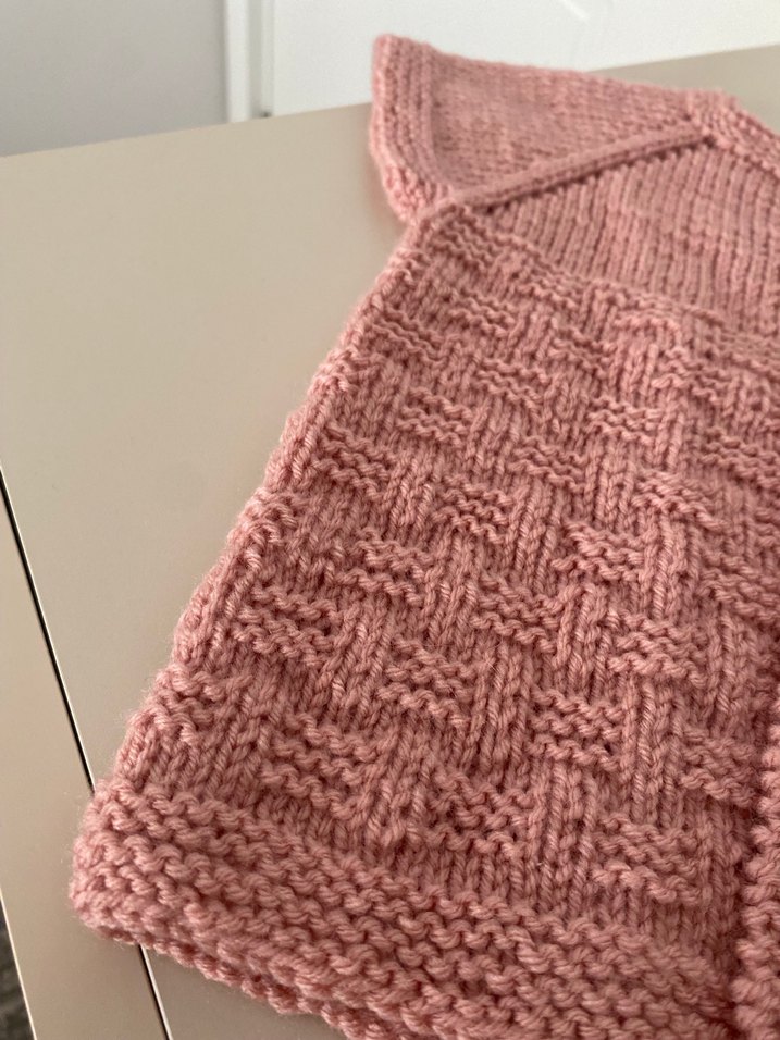 Pembe rengi ile çok tatlı olan kız bebek yeleğimiz - Görsel 3