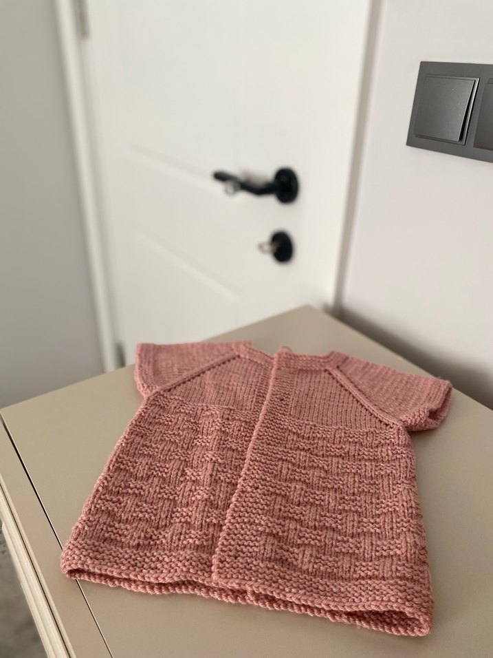 Pembe rengi ile çok tatlı olan kız bebek yeleğimiz - Görsel 2