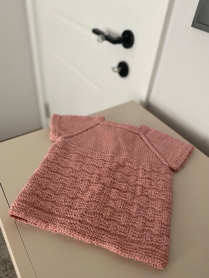 Pembe rengi ile çok tatlı olan kız bebek yeleğimiz - Görsel 5