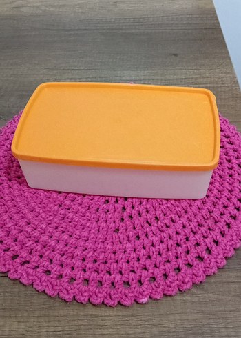  turuncu kapaklı Tupperware saklama kabı 1.300 ml