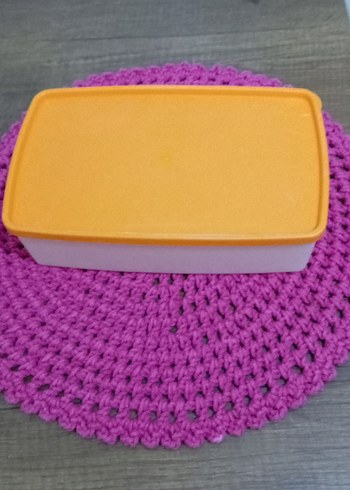 turuncu kapaklı Tupperware saklama kabı 1.300 ml