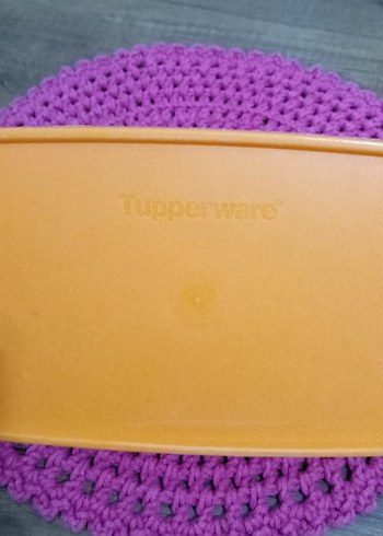  Beden turuncu kapaklı Tupperware saklama kabı 1.300 ml