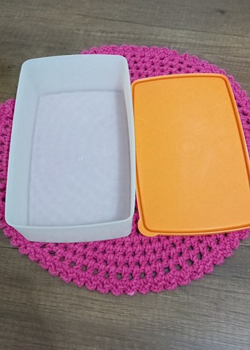  Beden Renk turuncu kapaklı Tupperware saklama kabı 1.300 ml