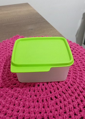 Tupperware yeşil kapaklı 500 ml saklama kabı