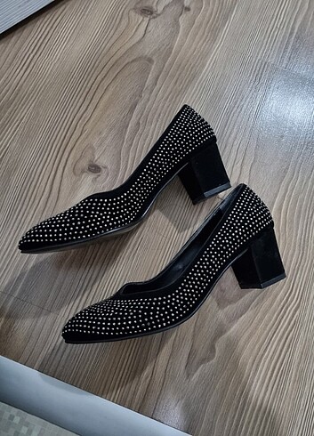 Diğer Siyah taşlı topuklu ayakkabı