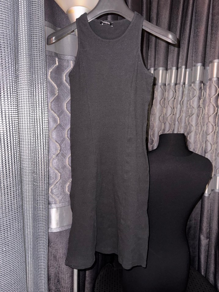 Yüksek Yakalı Siyah Kolsuz Kalem Elbise - Görsel 3