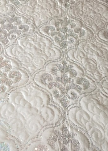 İşlemeli Beyaz Parlak Yatak Örtüsü - Görsel 2