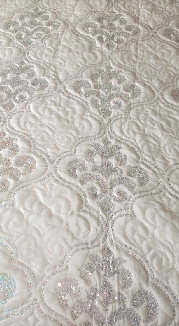 İşlemeli Beyaz Parlak Yatak Örtüsü - Görsel 2