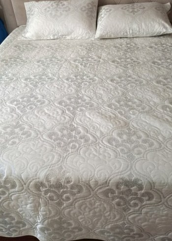 Gri İşlemeli Beyaz Yatak Örtüsü - Görsel 2