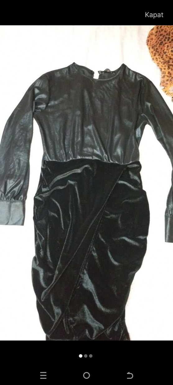 Siyah V Yakalı Nakışlı Kolsuz Bluz - Görsel 2