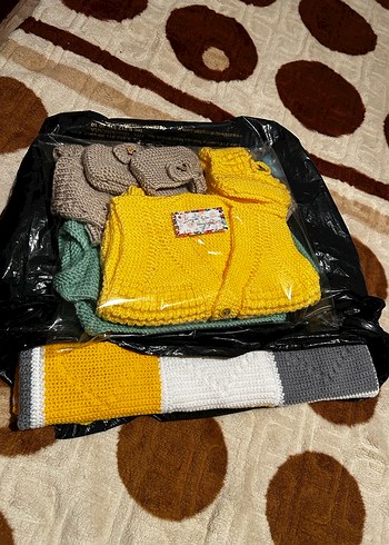 Sarı Kapüşonlu Örgü Bebek Erkek Takımı