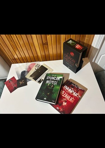 Oyuncak Müzesi ve oyuncak Mezarlığı emre gül ciltli kutulu