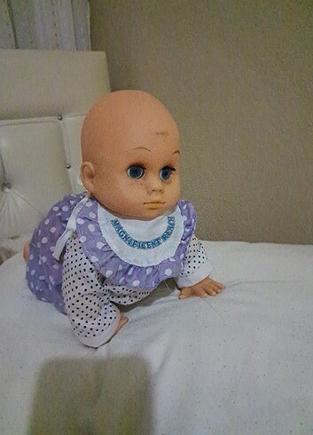 Emekleyerek bebek