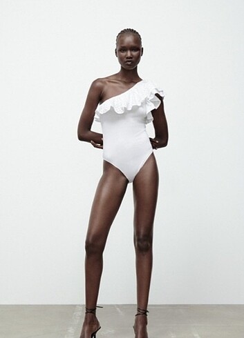 m Beden Asymmetric fırfırlı body Zara