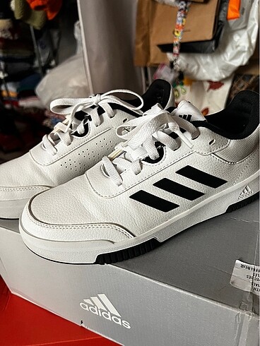 Sıfır ayarında Adidas spor ayakkabı