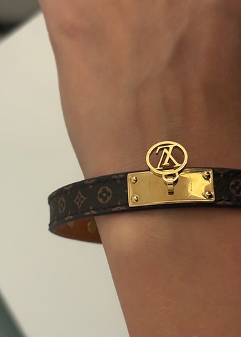 Beden altın Renk Louis Vuitton Monogram Desenli Bileklik