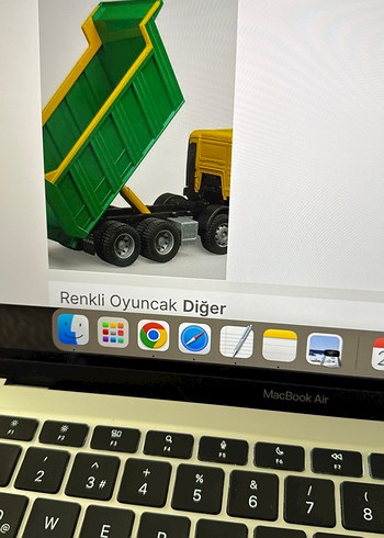Yeşil Renkli Dizüstü Bilgisayar