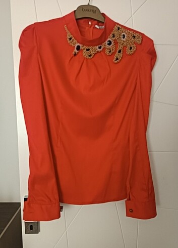 Yakası taşlı bluz