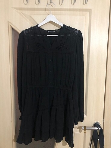 Zara Siyah nakış detaylı elbise