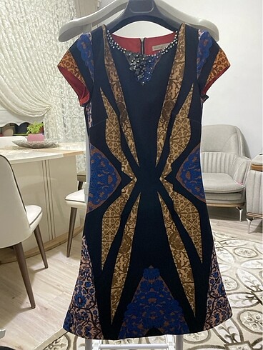 Taşlı desenli mini elbise