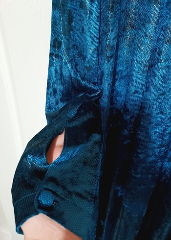 Uzun Turkuaz Bağlama Desenli Kadın - Görsel 3