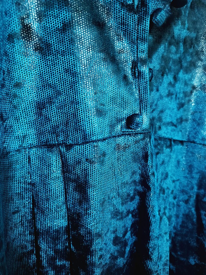 Uzun Turkuaz Bağlama Desenli Kadın - Görsel 2