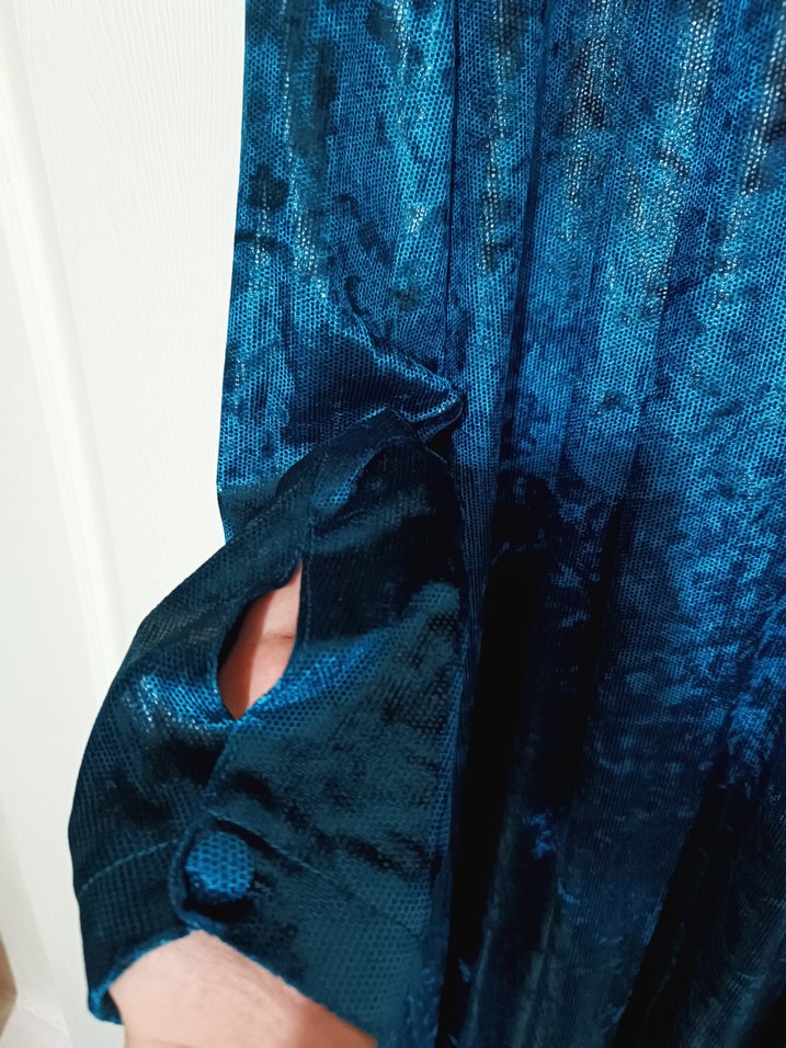 Uzun Turkuaz Bağlama Desenli Kadın - Görsel 3