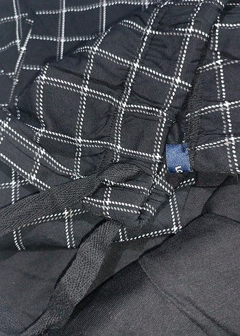 LC Waikiki Siyah V Yaka Düğmeli pijama - Görsel 4