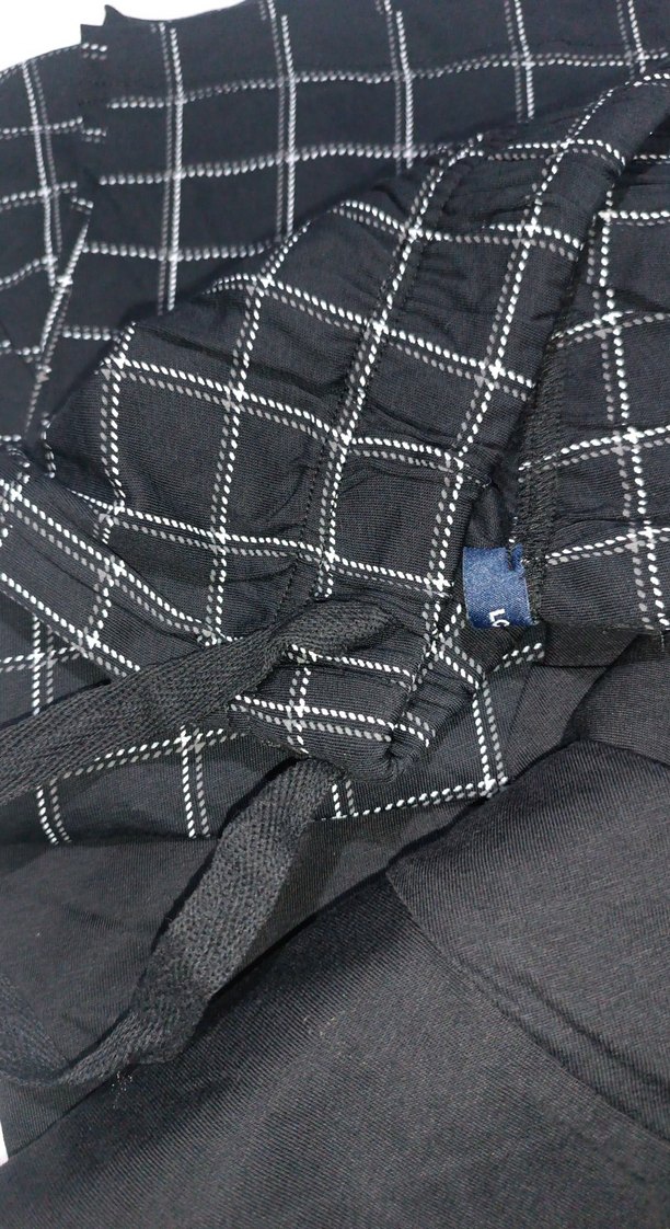 LC Waikiki Siyah V Yaka Düğmeli pijama - Görsel 4