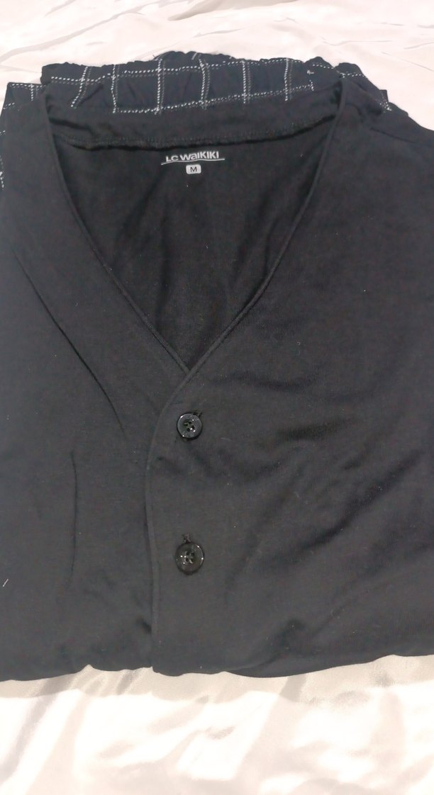 LC Waikiki Siyah V Yaka Düğmeli pijama - Görsel 5