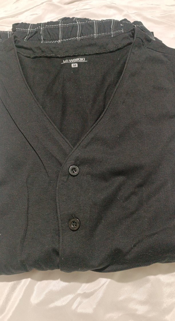 LC Waikiki Siyah V Yaka Düğmeli pijama - Görsel 2