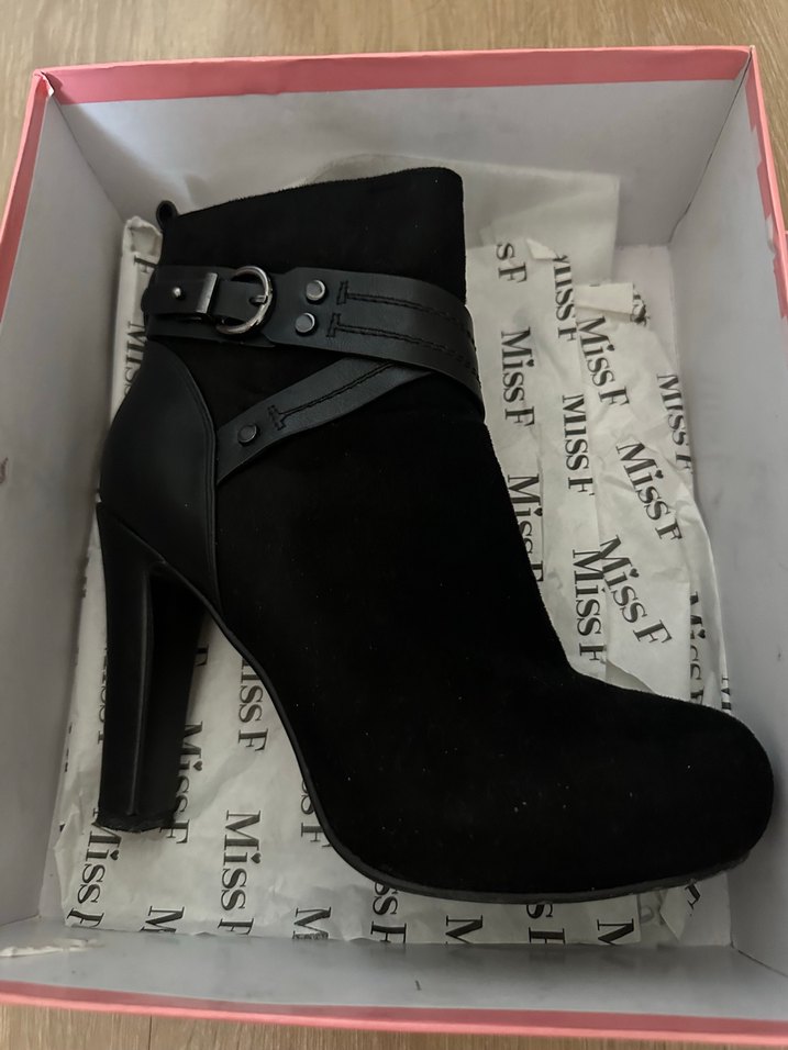 Tokalı Siyah Süet Yüksek Topuklu Bot - Görsel 2