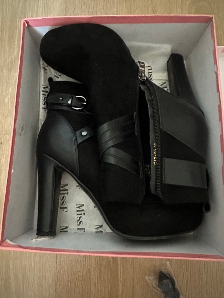 Tokalı Siyah Süet Yüksek Topuklu Bot - Görsel 3