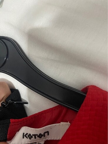 Siyah ve kırmızı kısa abiye elbise - Görsel 5