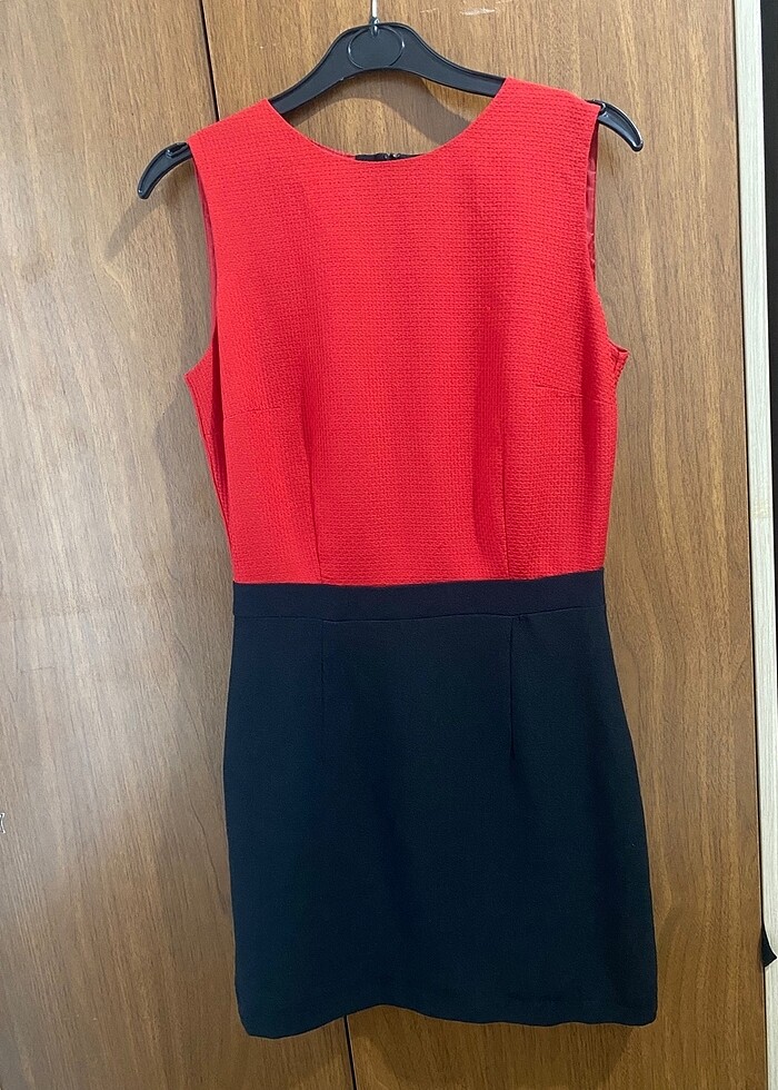 Siyah ve kırmızı kısa abiye elbise - Görsel 2