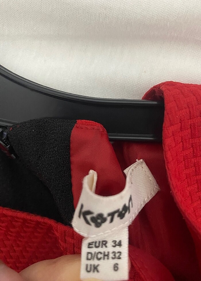 Siyah ve kırmızı kısa abiye elbise - Görsel 4