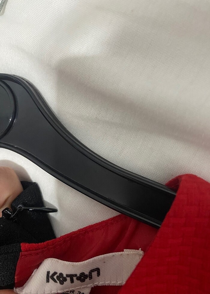 Siyah ve kırmızı kısa abiye elbise - Görsel 5