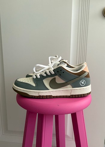 Nike Pembe detaylı Gri Kadın Spor Ayakkabı