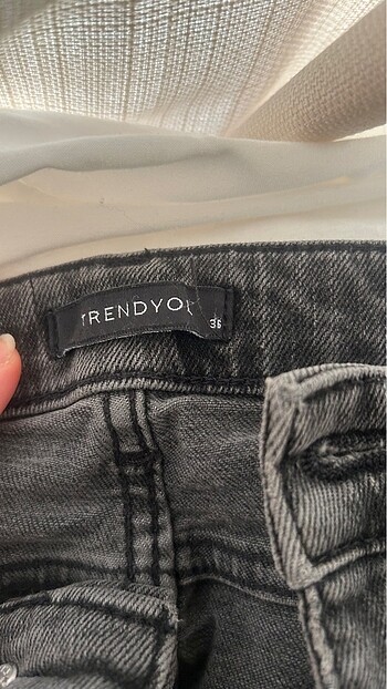 Trendyol & Milla Milla Yuksek bel yırtmaçlı jeans