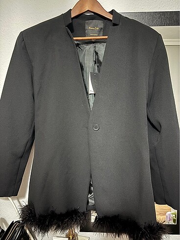 l Beden Siyah Tüy Detaylı Blazer Ceket
