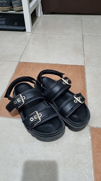 Stradivarius marka siyah deri sandalet