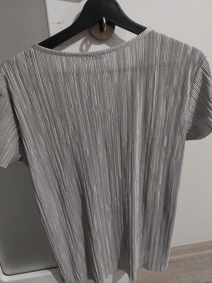 Gri Piliseli V Yaka Bluz - Görsel 3