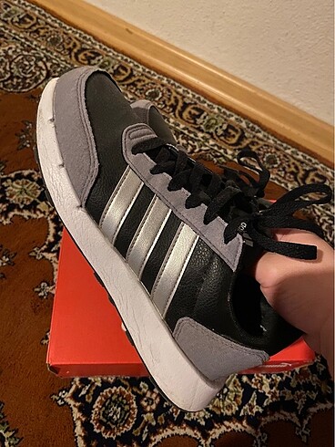 Adidas kadın koşu ayakkabısı 36 numara bir kaç kez giyildi temiz