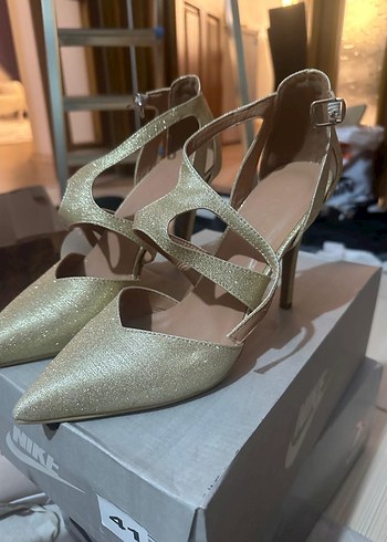 Kemer Detaylı Siyah Stiletto - Görsel 4