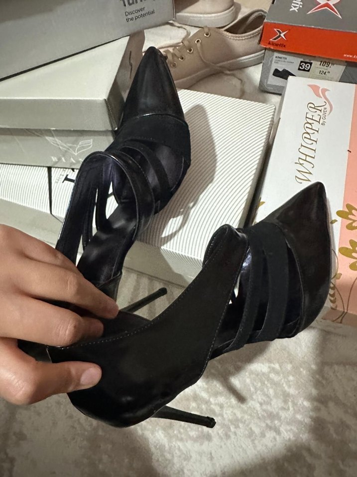 Kemer Detaylı Siyah Stiletto - Görsel 2